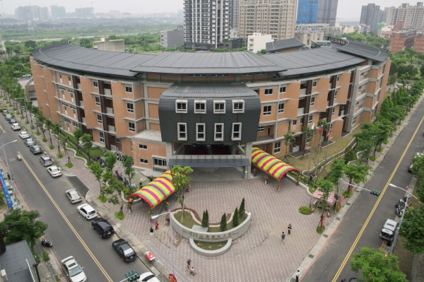 新竹縣竹北市東興國小半圓弧型量體的校舍建築,造型獨特優美奪得最佳規劃設計類金質獎
