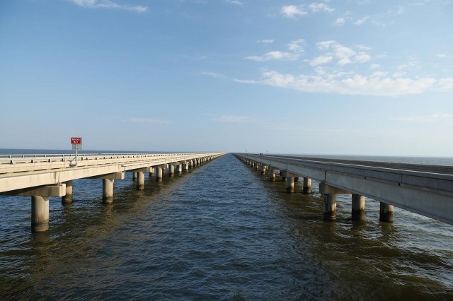 龐恰特雷恩湖堤道。(圖/維基百科)