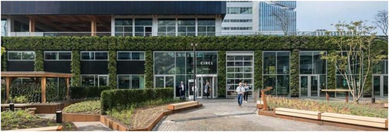 循環展館 CIRCL 室外可重新安裝的建築外牆。
