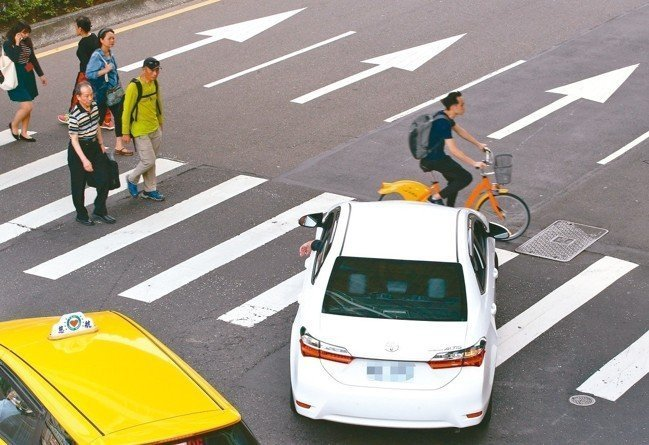 斑馬線車禍死亡人數增,六都及公路總局提報126處危險路口,今年底前將改善完成。