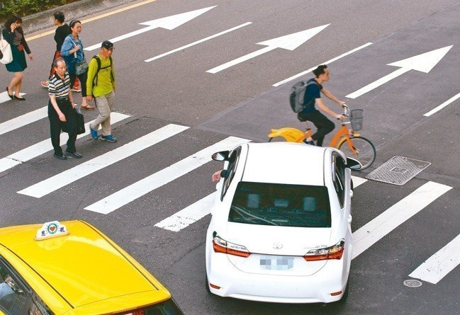 斑馬線車禍死亡人數增，六都及公路總局提報126處危險路口，今年底前將改善完成。 