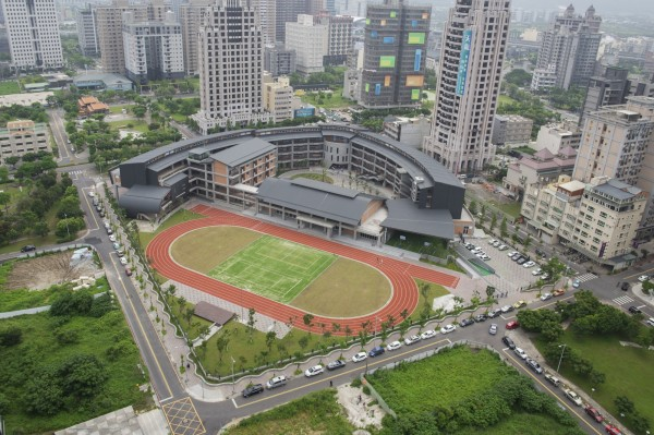 新竹縣竹北市東興國小半圓弧型量體的校舍建築，造型獨特優美，奪得最佳規劃設計類金質獎。