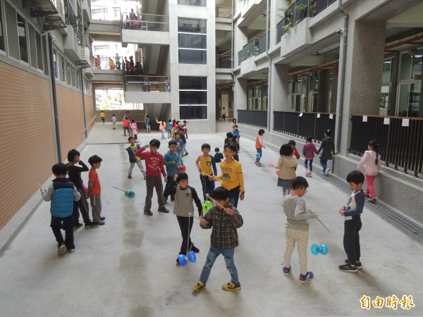 東興國小校園佔地約2公頃,校舍像是一座打開的圓樓,方便學童在戶外遊戲,空間不覺得狹窄。
