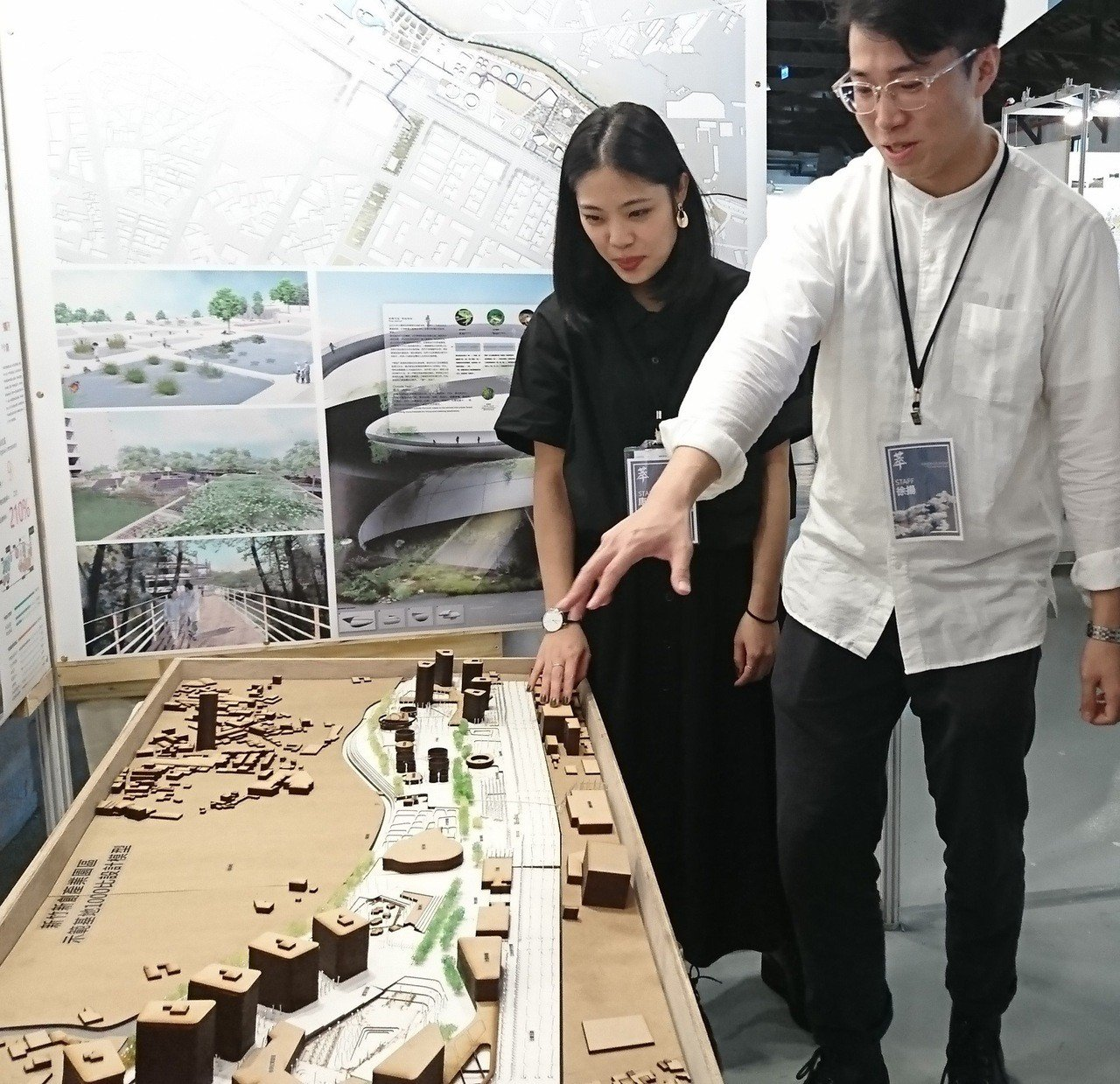 中原景觀學生康心品(左)和陸生徐揚（右）合力擘劃新竹未來創新城市的藍圖。