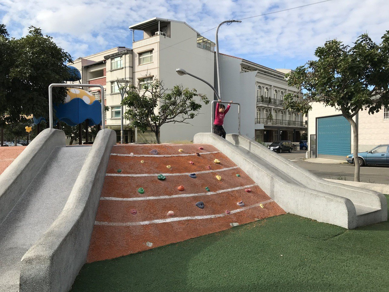 新竹縣竹東鎮公所將中正公園重新改造,淘汰罐頭遊具,改建成有攀爬網、沙坑、攀岩坡道、磨石子溜滑梯等,成了竹東首座真正的兒童公園。
