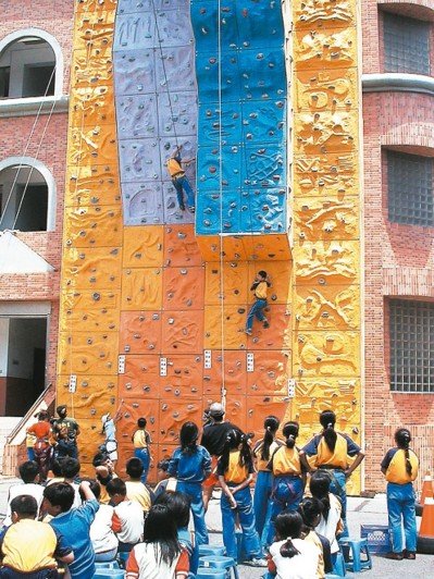 photo 新竹市竹蓮國小攀岩場於2003年5月啟用,因年久失修,教育局補助於暑假拆除。