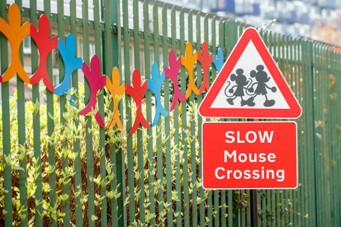 英國傳奇設計師與迪士尼合作可愛路標，教導兒童安全過馬路