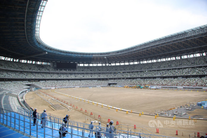東奧主場館新國立競技場位於東京新宿，完工約9成。東奧的開幕式、閉幕式、田徑賽將在這裡舉行，是3層樓建築，有6萬觀眾席，座位分5種顏色。