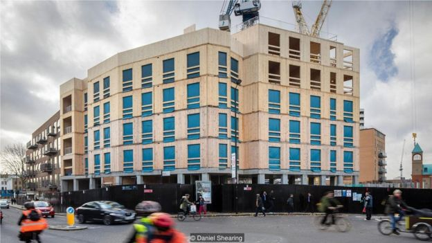 安德魯‧沃在倫敦的達爾斯頓區設計了這個10層樓房，採用稱之為綠能建材的交叉層壓木板（CLT）做建築材料，整個樓身重量只有同等混凝土建築的五分之一。