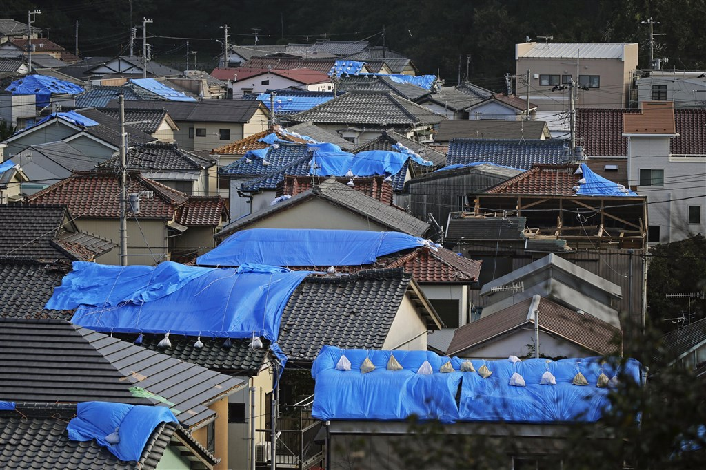 圖為千葉縣鋸南町民宅屋頂因颱風受損鋪上防水布。