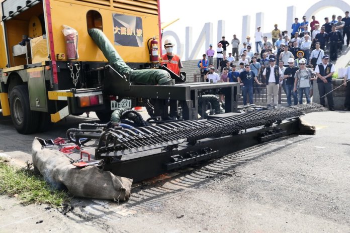 燙平 台中市試辦道路原地燙平計畫,引進熱再生修補車,可直接在道路軟化舊瀝青,再拌入新材質重新鋪設,節省時間與材料。