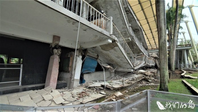 1999年九二一地震，造成十萬間房屋全倒或半倒。