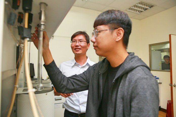 成功大學環境工程學系副教授劉守恒（左）研究團隊，一直致力將廢棄物高值化。