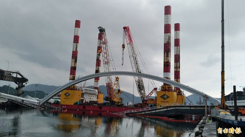 南方澳跨港大橋坍塌後，台灣港務公司10月9日開始拆除工作。