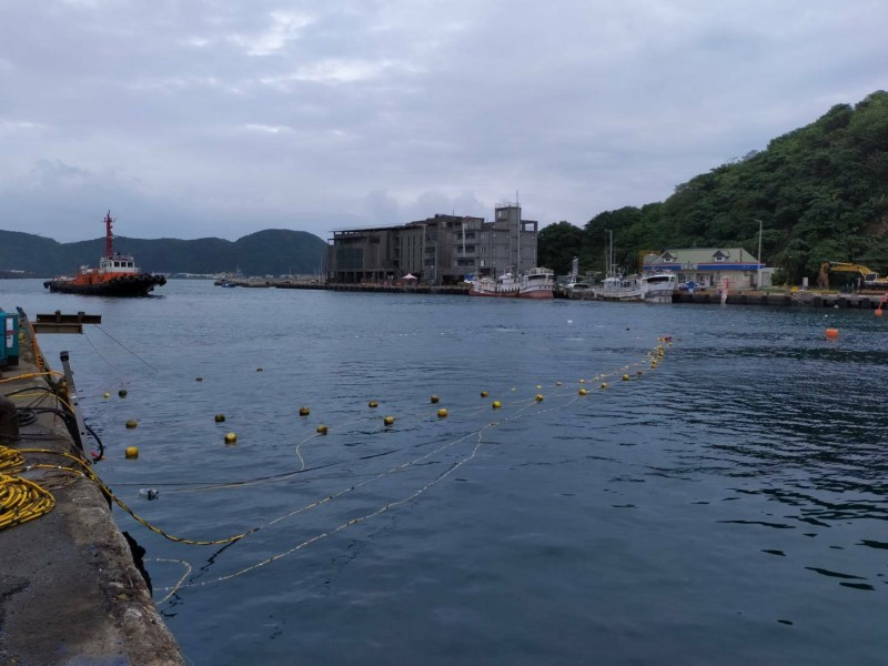 斷橋拆除後接著清理航道水域，航道將在明天中午全面開放漁船航行。