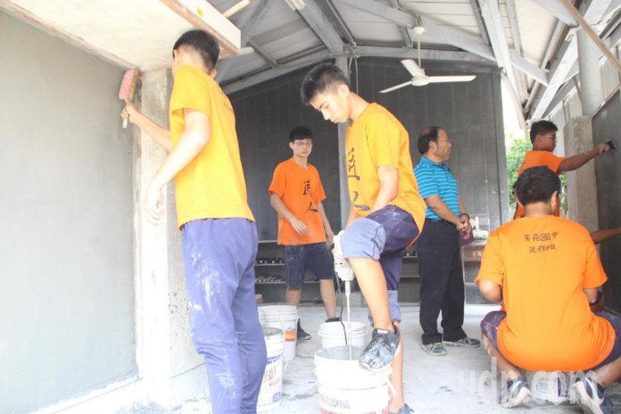 芳苑國中泥作班現在有14名學生受訓，勤練基本供，學習一技之長。