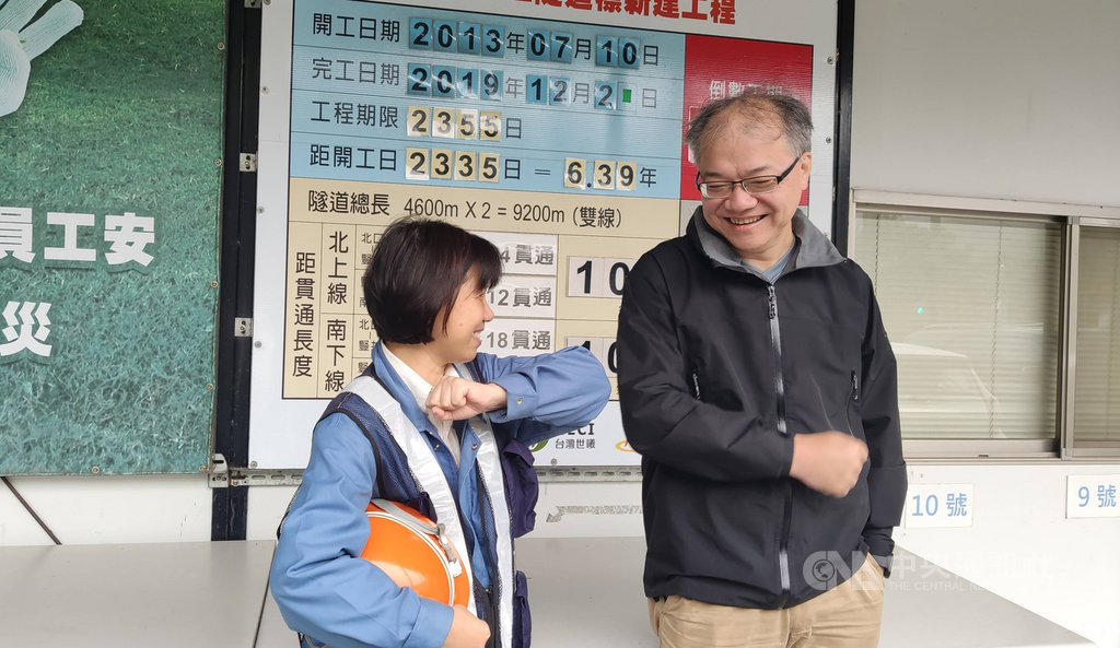 南迴公路拓寬工程完工,台東人返鄉的路更近了,行政院長蘇貞昌在11月底的行政院會中,特別感謝第一線工程人員,尤其是鄭敬伶(左)和郭鑑智(右)這對夫妻檔。