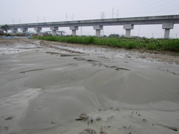 新化區北勢里高鐵附近噴水冒砂