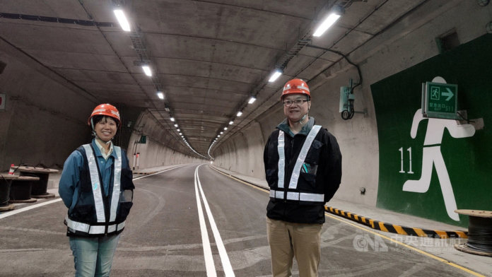 south-link-highway 南迴公路拓寬工程草埔隧道工地主任鄭敬伶(左)是國內首位隧道工程女主任,民國104年帶著兒子和擔任工地資深協理的丈夫郭鑑智(右),一家人住在工地。