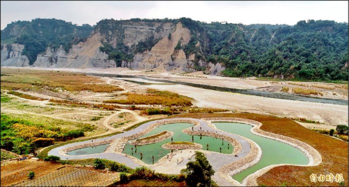 南投縣竹山鎮清水溪小黃山水域治理後，河岸面生態池、豎立解說牌等設施，美輪美奐，增添觀光賣點。