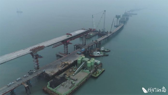 興建金門大橋 興建金門大橋,要克服海流、海風、空氣中滿布的氯離子、23米的水深與堅硬的花崗岩。