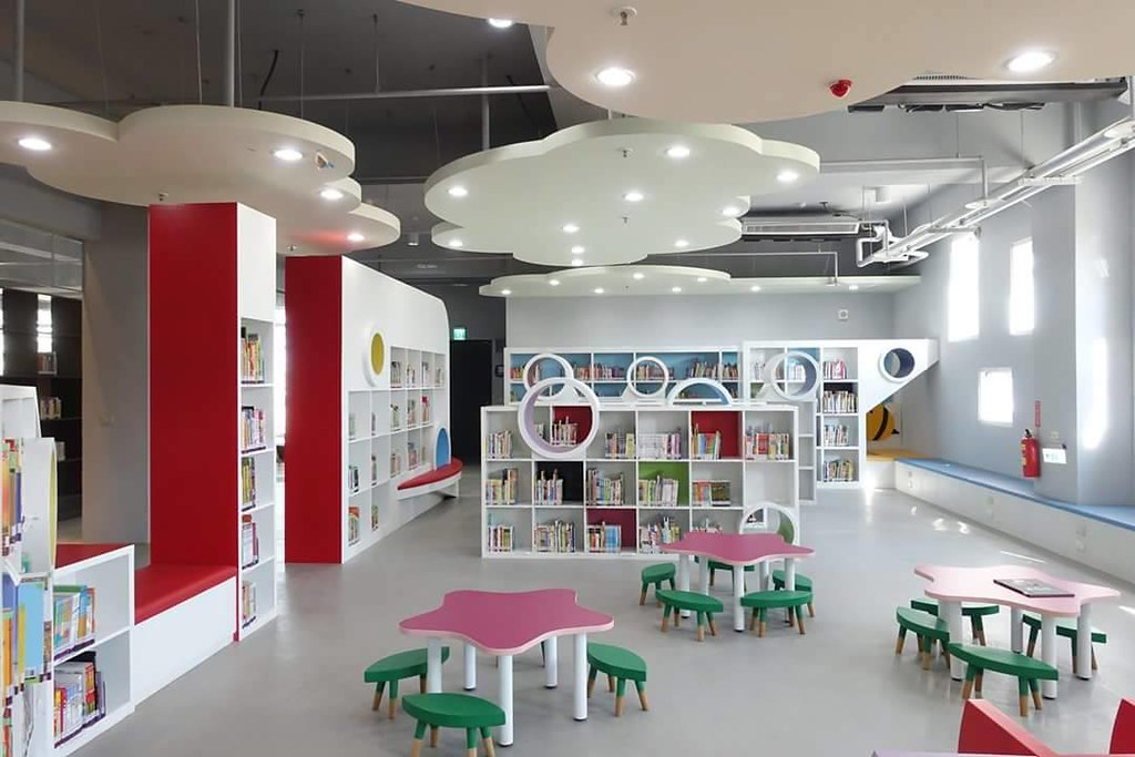 以白色為建築基底的「台南鹽埕圖書館」，室內外處處皆可見到書的元素，並依不同年齡和對象族群，規劃不同的主題閱讀空間。