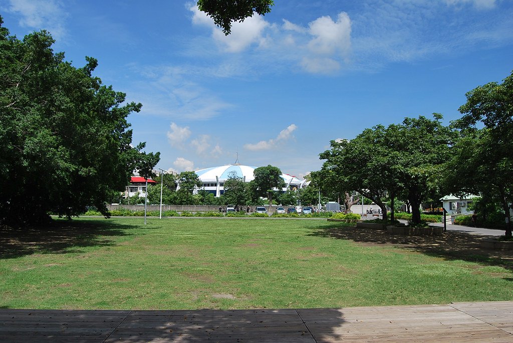 為回應南台灣炎熱的氣候條件，在建築室內外空間的動線設計上皆有巧思，不僅未來波狀的出挑屋頂，可做為一樓半戶外廣場的蔽蔭頂層；戶外劇場也與屋頂邊緣接合，並和周圍的公園草坪串連，觀眾可自由穿梭於其間。