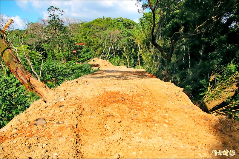 竹縣某處山凹被偷倒的廢棄物邊填平山谷，邊壓成路基，砍樹、闢出的「垃圾大道」。