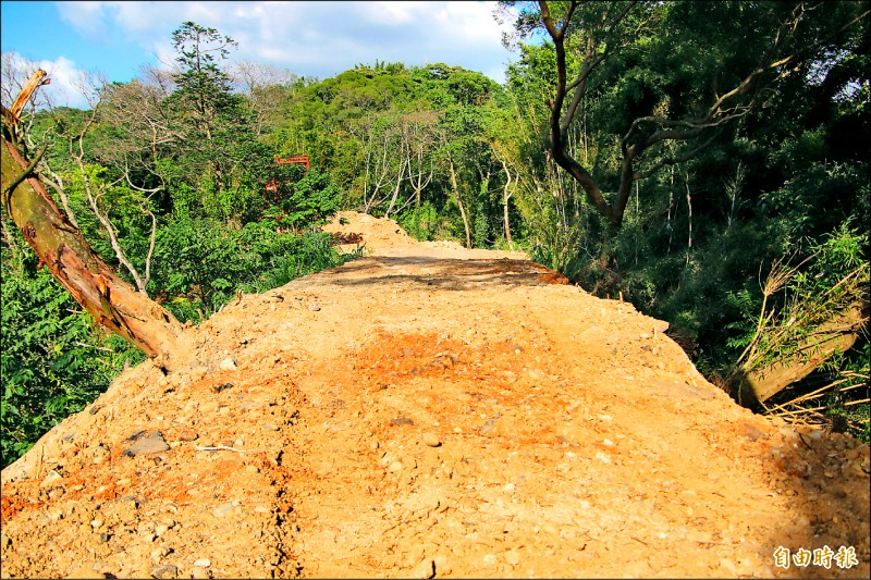 竹縣某處山凹被偷倒的廢棄物邊填平山谷,邊壓成路基,砍樹、闢出的「垃圾大道」。