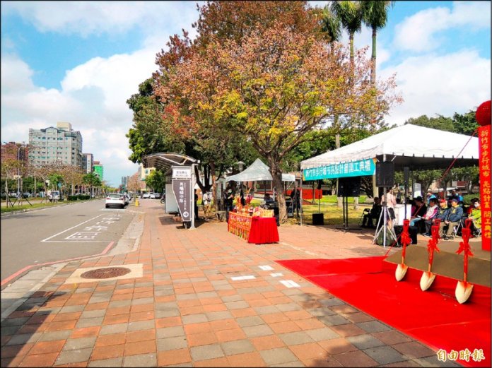 133 新竹市東大路和舊城區人本環境工程昨天開工,其中東大路上阻礙行人的機車格及變電箱等都會重新規劃,擴大人行道空間。(記者洪美秀攝)