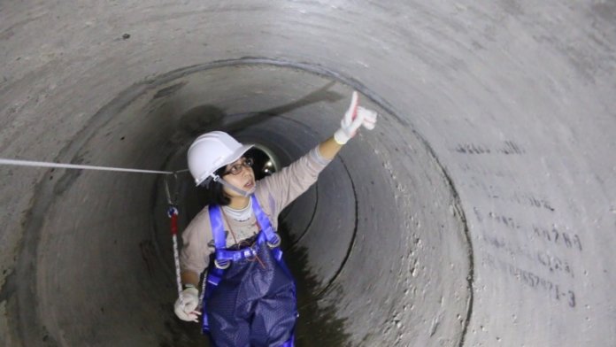 游蕙綾擔任雨水下水道工程科正工程司，負責新北市市區排水的水路管理及改善設計工作，經常深入下水道視察。（水利局提供）