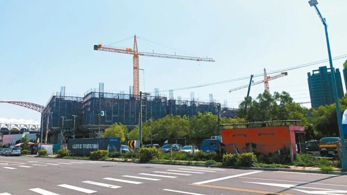 88598419841 營造業受新冠肺炎疫情衝擊,台中市都發局公告,建照及雜照期限自動展延。 圖/台中市都發局提供