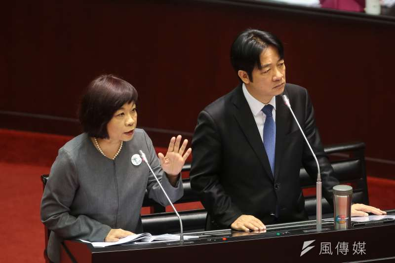 行政院長賴清德(右)任內,跨部會曾共同對《山坡地開發利用回饋金繳交辦法》進行檢討。圖左為國發會主委陳美伶。<風傳媒 資料照,顏麟宇攝>