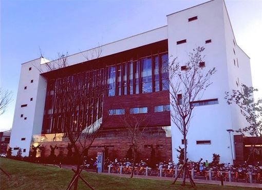龍崗圖書館以清水模及木頭搭配設計,簡約又知性。<圖/IG @___iswen___ 提供>