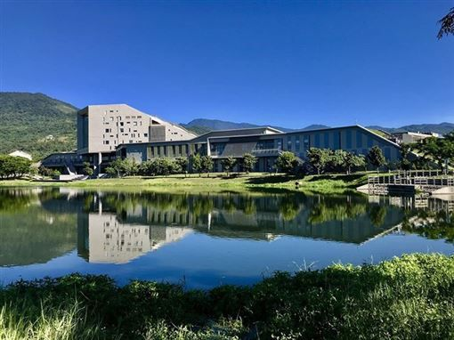 台東大學圖書館山水相依,與水中倒影相映襯更加美麗。<圖/國立臺東大學圖書館提供>