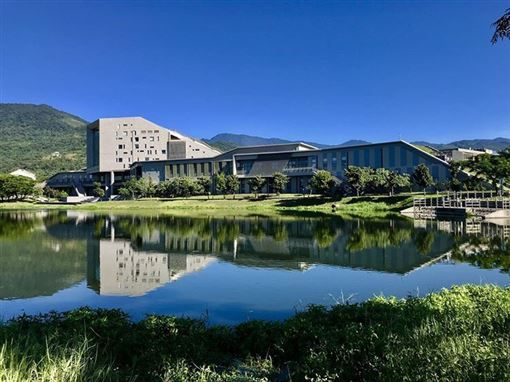 台東大學圖書館山水相依，與水中倒影相映襯更加美麗。<圖／國立臺東大學圖書館提供>