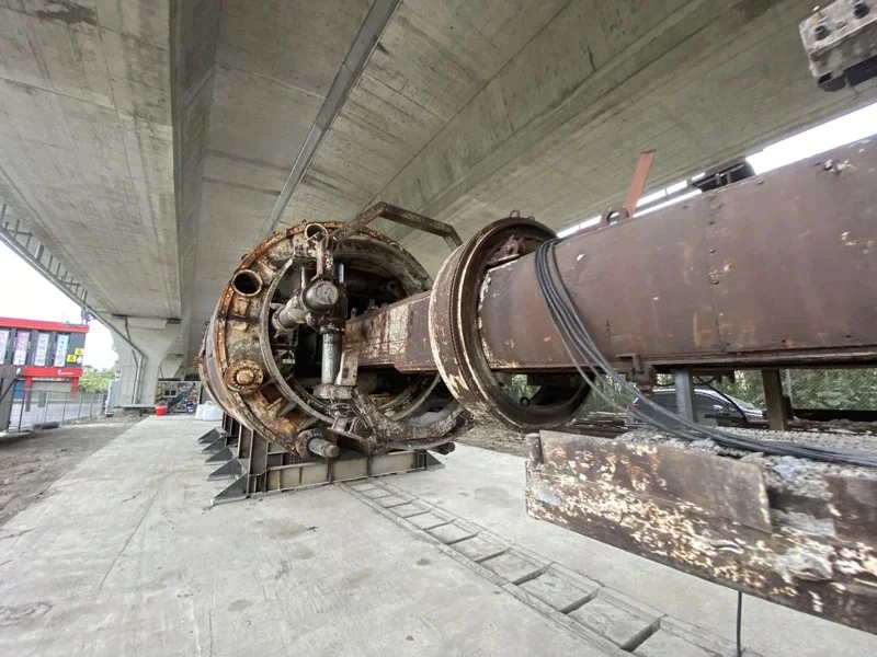雪山隧道導坑TBM，化為公共藝術品，重新組裝，長達100公尺，圖為組裝過程。