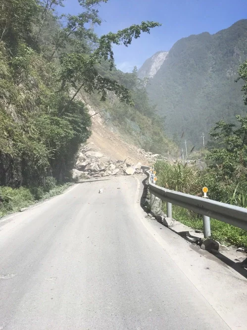台中市和平區中橫便道22.5公里上邊坡路段，今天上午9時許發生大規模坍方，造成道路雙向阻斷，現場仍持續落石中。