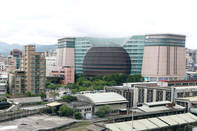 京華城曾做為台灣最夯的逛街地點,如今拆除工程竟發生工安意外,筆者認為有必要進行制度上的檢討。