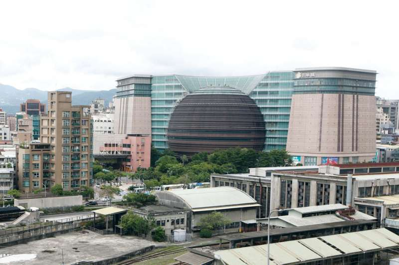 京華城曾做為台灣最夯的逛街地點，如今拆除工程竟發生工安意外，筆者認為有必要進行制度上的檢討。