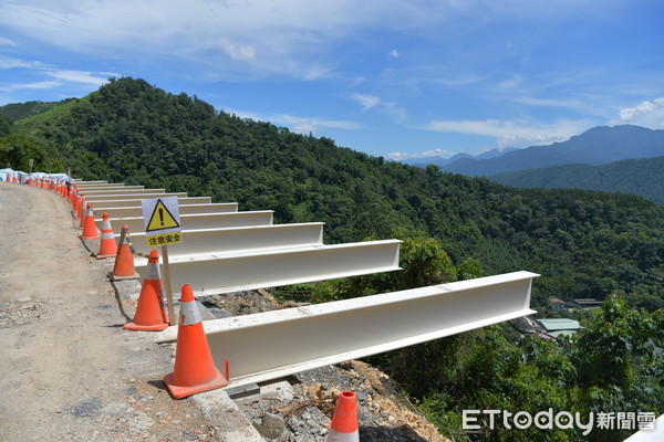 為解決投70線道路僅3公尺寬，上邊坡窄開挖不易難題，縣府新採用「棧橋式」工法拓寬道路。