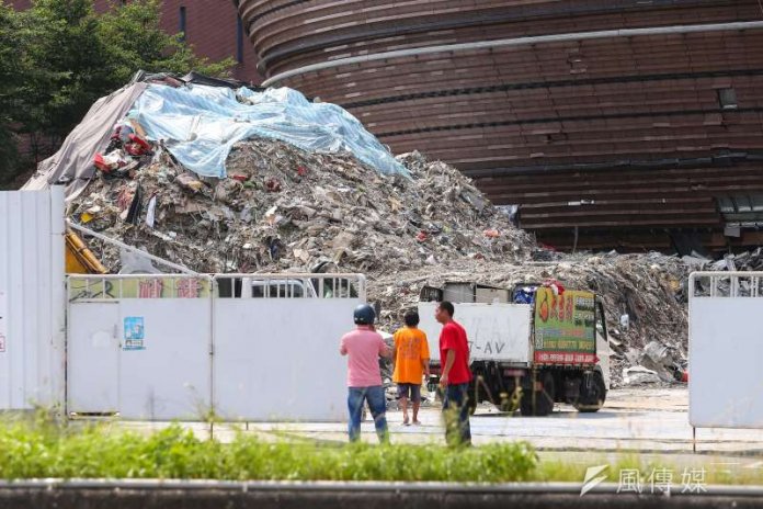 京華城拆除工程發生一起事故，一名拆除工人遭活埋致死。