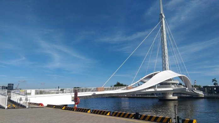 可旋轉行人跨港大橋 串聯高雄市蓬萊商港區與駁二特區的大港橋今天啟用,是全台首座可旋轉的行人跨港大橋。