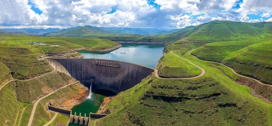 卡采大壩（Katse Dam），是一座水泥拱壩。