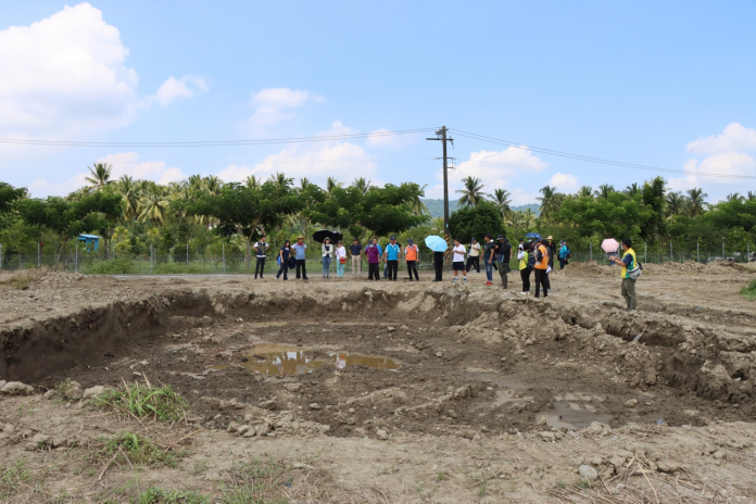 不到兩米深的淺坑一遇雨就積水，可見開挖工程之困難度以及二次污染的風險。