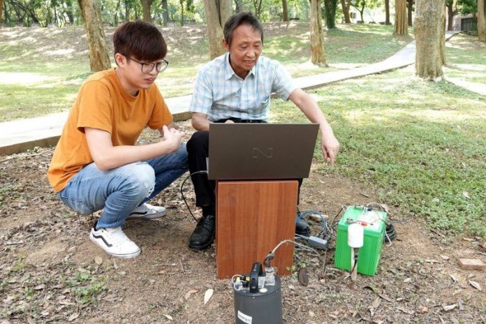 中正大學地環系教授陳朝輝（右）研發全臺首創大地工程檢測系統「三維斷層掃描技術」，猶如大地醫生為土地做電腦斷層掃描，確保各項建設施工安全。