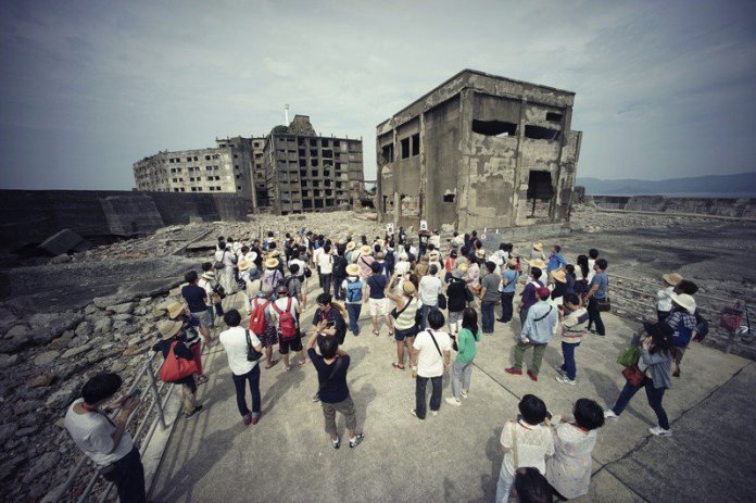 長崎市外海的軍艦島上，1916年建造的公寓「30號樓」在今年第10號颱風海神侵襲時受損，已知梁柱有部分崩塌。
