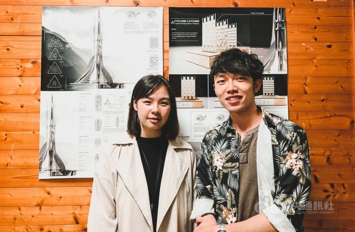 台灣科技大學建築所應屆畢業生葉芷婷（左）和建築系學生馬朗文（右）設計「氣旋捕者」，可捕捉氣旋動能，並做為災民收容空間的風力發電機建築，獲美國傑出工業設計獎（IDEA）銀獎。