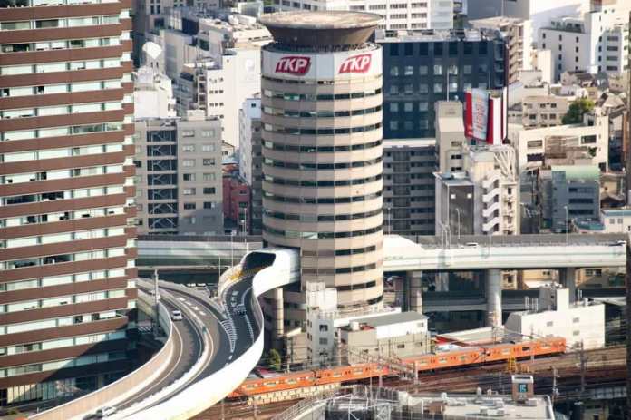 「門塔大廈」(TKP Gate Tower Building) 位於大阪阪神高速公路梅田出口附近的一棟圓形建築物,剛好被高速公路正面穿過,形成大阪街景中的一幅奇特畫面。這棟大樓名稱叫「門塔大廈」(TKP Gate Tower Building),是由出租會議室的大型業者TKP所管理的地上16層建築物,內有34間會議室。
