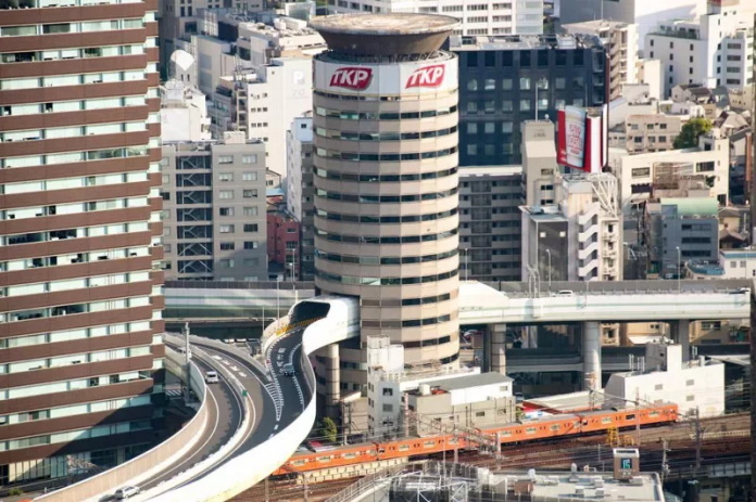 位於大阪阪神高速公路梅田出口附近的一棟圓形建築物，剛好被高速公路正面穿過，形成大阪街景中的一幅奇特畫面。這棟大樓名稱叫「門塔大廈」（TKP Gate Tower Building），是由出租會議室的大型業者TKP所管理的地上16層建築物，內有34間會議室。